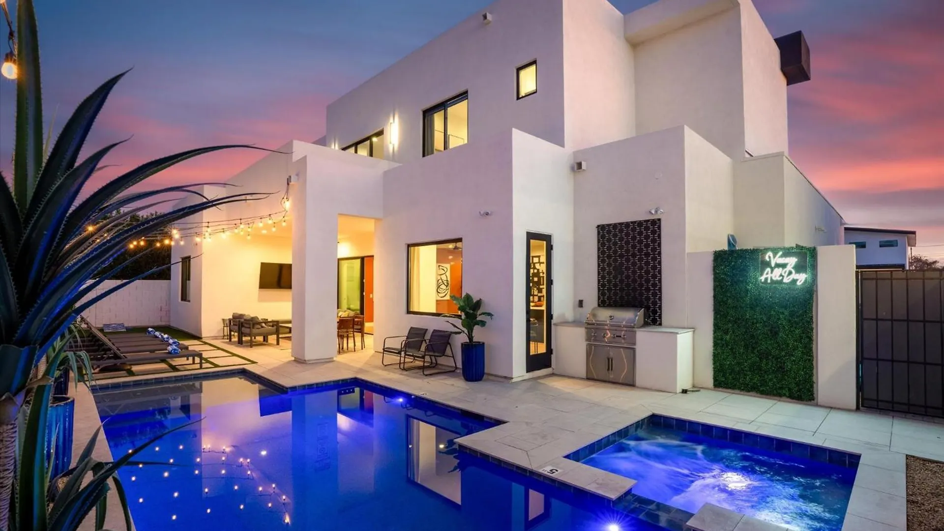 Desert Palm Luxury Space - Walk To Old Town! Scottsdale